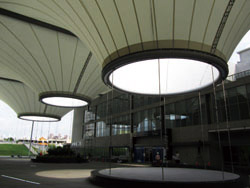大東藝術圖書館的戶外廣場運用半透明漏斗型薄膜結構打造具流動性的戶外空間。