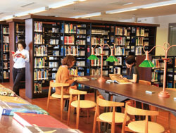 綠色檯燈仿最讓讀者喜愛的波士頓圖書館。