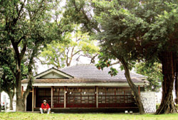 臺東兒童故事館一方面引領孩童進入書本的世界，另一方面也蒐集、傳遞在地文化的故事。