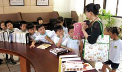 辦理學校團體的參觀活動進行圖書館利用推廣，並期許閱讀習慣從小扎根。