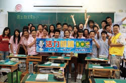 宜蘭縣礁溪國中的詹青蓉老師為彌補國小階段的閱讀落差，選書過程刻意安排難、中、易不同程度，家庭聯絡簿的每日記事也改為當日的閱讀心得，甚至周末假日也全班到校閱讀。