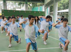 新北市新泰國中吳淑芬老師從新生入學開始就導入閱讀活動，即使是即將面臨國中基測的九年級畢業班也照樣報名參與，全班還以練習一套南拳作為體能挑戰。