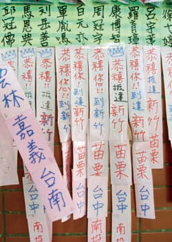 桃園縣光明國中游秀美老師要求每讀完一本書就要寫一篇心得報告；體能活動是每人每天跑操場的圈數換算為公里數，有人在學期中就已經從桃園跑到臺南。