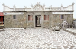 三級古蹟陳宅興建於日治時期，明治44年，是陳嶺、陳邦兩兄弟，光宗耀祖，攜銀返鄉修建的屋舍。