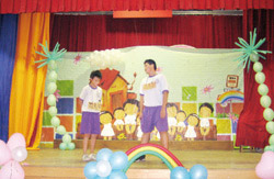 學生透過三國演義戲劇表演，呈現一年來的閱讀成果。
