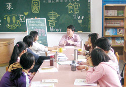 學校開辦新住民讀書會，提升新住民媽媽的閱讀能力。