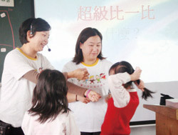 彩虹志工以生命教育故事繪本為教材，運用思考教學、體驗學習、創意戲劇等多元方式進行課程。