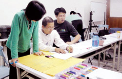 學校透過研習、工作坊及論壇，提升老師閱讀教學策略的指導能力。