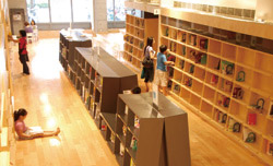 簡約且富有設計感的空間規劃營造出精品書店的氛圍。