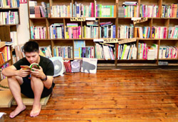 書店的木質地板可供讀者或坐或躺輕鬆享受閱讀。