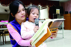 孩子參與「親子不只讀經班」後變得更有自信，還會主動拿起麥克風朗誦經典。