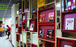 新書展示架極富設計感。