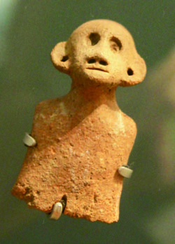 此陶偶於長光遺址出土，距今約3,000 年之久。