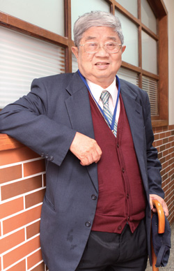 趙天儀不僅是詩人，也是文學評論家及兒童文學家。