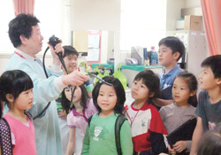 行動學堂帶學生實際參訪為恭醫院。（雅歌提供）