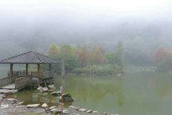 雲霧繚繞的明池，又稱為北。
