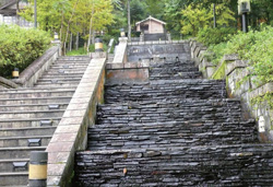 明池公園往神木木屋群流水階梯，頗有歐洲宮廷風味。