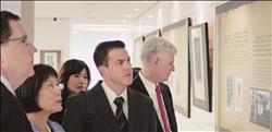 美國在臺協會人員參觀國資圖「華裔移民對美國貢獻」特展活動。