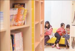 孩子們共讀一本漫畫,分享書中發現的驚奇。