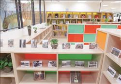 地方文獻區以結合在地藝術家、文史工作者的作品強化在地認同。
