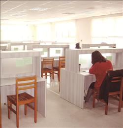 自習室座位數減少，加上隔屏及專屬的照明燈。