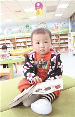 0~3 歲閱讀區，讓幼兒從小養成閱讀習慣。
