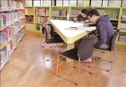 圖書館以工程量具儀器做為家具設計風格