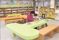 圖書館童書類別多元豐富，可滿足孩童的求知欲望。