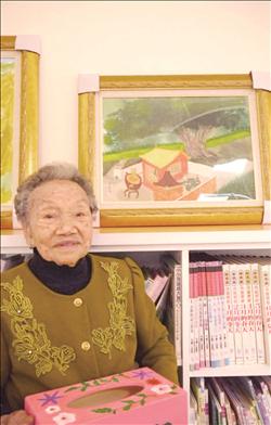 樂齡班最年長學員與其畫作。