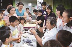 聘請畫家王丁乙教導小朋友DIY 製作黑面琵鷺。