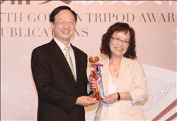 行政院長江宜樺頒發金鼎獎特別貢獻獎給《中國時報》開卷版前主編李金蓮（右）。（潘云薇攝）