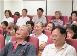 「作家撒野‧文學迴鄉」活動到桃園新屋舉辦，讀者專注地聆聽作家甘耀明的演講。