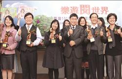 教育部於2月25日頒發獎座表揚「圖書館傑出人士貢獻獎」得主