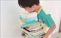 「璞永小學堂」志工以平板電腦遠距視訊一對一認養的方式，說故事給孩童聽，並扮演孩子心靈分享、引導與陪伴的角色。