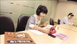 二溪國小讓全校學生參與搬書工作，為圖書館盡一份心力。（二溪國小提供）