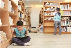 小朋友可以隨自己的喜好找一處位置輕鬆閱讀。