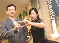 璞園建築團隊璞永建設董事長楊岳虎（左）與顧問江晴淑致力提升偏鄉弱勢孩童的學習教育。