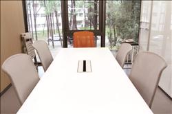 因應群體學習與社群活動的趨勢,圖書館設置多間討論室。