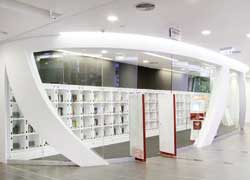 國內首創的RFID智慧型書架,提供讀者自行借閱預約圖書。