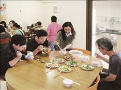 老闆和員工不分位階每天中午一起用餐。