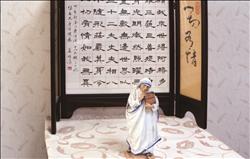 楊博名在辦公室的「財庫位」擺放著佛經和德瑞莎修女雕像,提醒自己用愛關懷所有人。