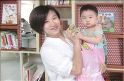 愛智圖書為落實推動弱勢團體閱讀的理念,每年贊助圖書館數千份圖書福袋。