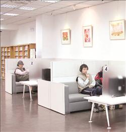 改造後的「多媒體區」是圖書室熱門的使用區域。