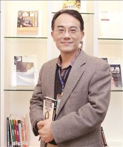 桃園縣政府文化局圖書資訊科科長李世彥強調,服務的心非常重要,圖書館人員必須站在讀者角度,時時反省服務是否到位。