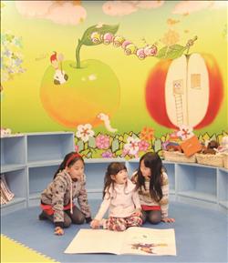 圖書館相當重視孩童的閱讀教育,將「0~3歲嬰幼兒閱讀專區」規劃成可動腦思考的活潑空間。