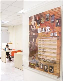 圖書館將無法拆除的梁柱妝點成可抽換活動海報的透明公告欄。