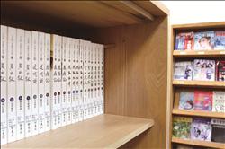 圖書館貼心準備大字版書籍，方便銀髮族閱讀。