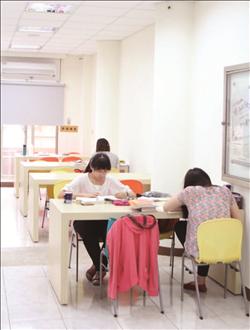 普通閱覽室呈現出明亮舒適的空間氛圍。