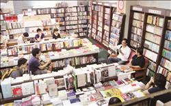 陳隆昊(圖右穿黑衣者)經常在書店中舉辦文化講座,形構獨立書店特有的文化風景。