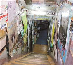 向下的階梯貼滿了各式閱讀及文化相關的海報,就像閱讀種子埋在土裡即將萌芽。